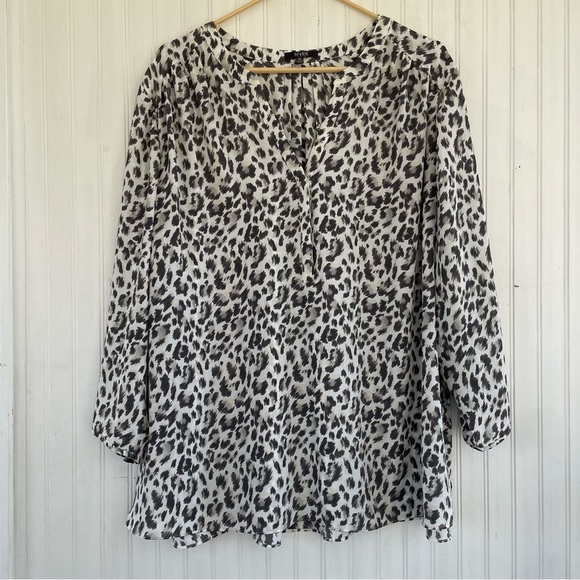 NYDJ Women's White Black Gray Leopard Cheetah V-neck Print Flowy Blouse Size 2X - Picture 1 of 7